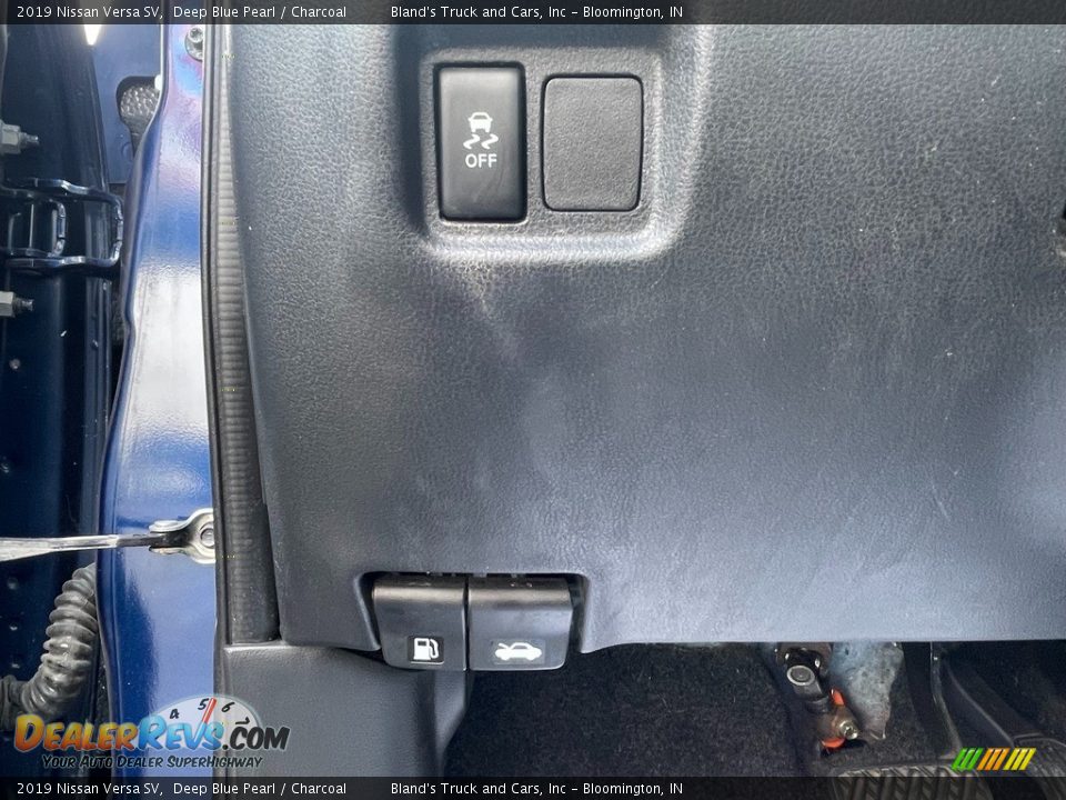 2019 Nissan Versa SV Deep Blue Pearl / Charcoal Photo #30