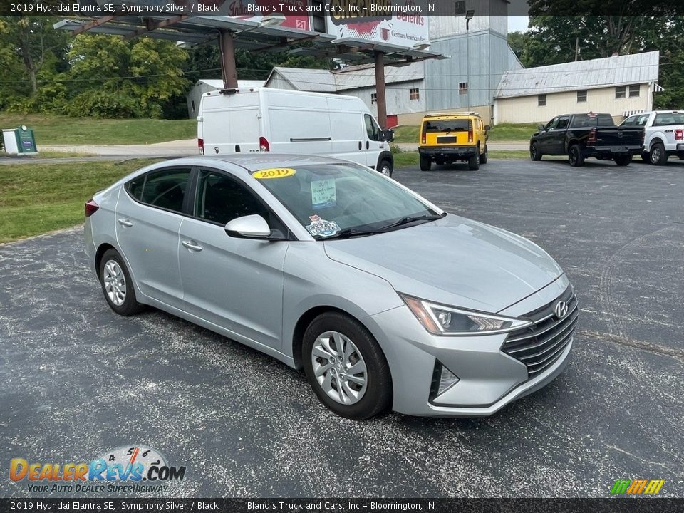 Front 3/4 View of 2019 Hyundai Elantra SE Photo #7