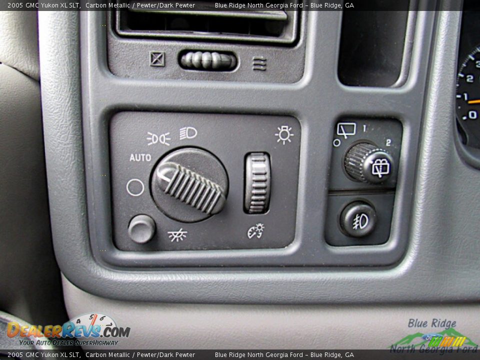 Controls of 2005 GMC Yukon XL SLT Photo #21