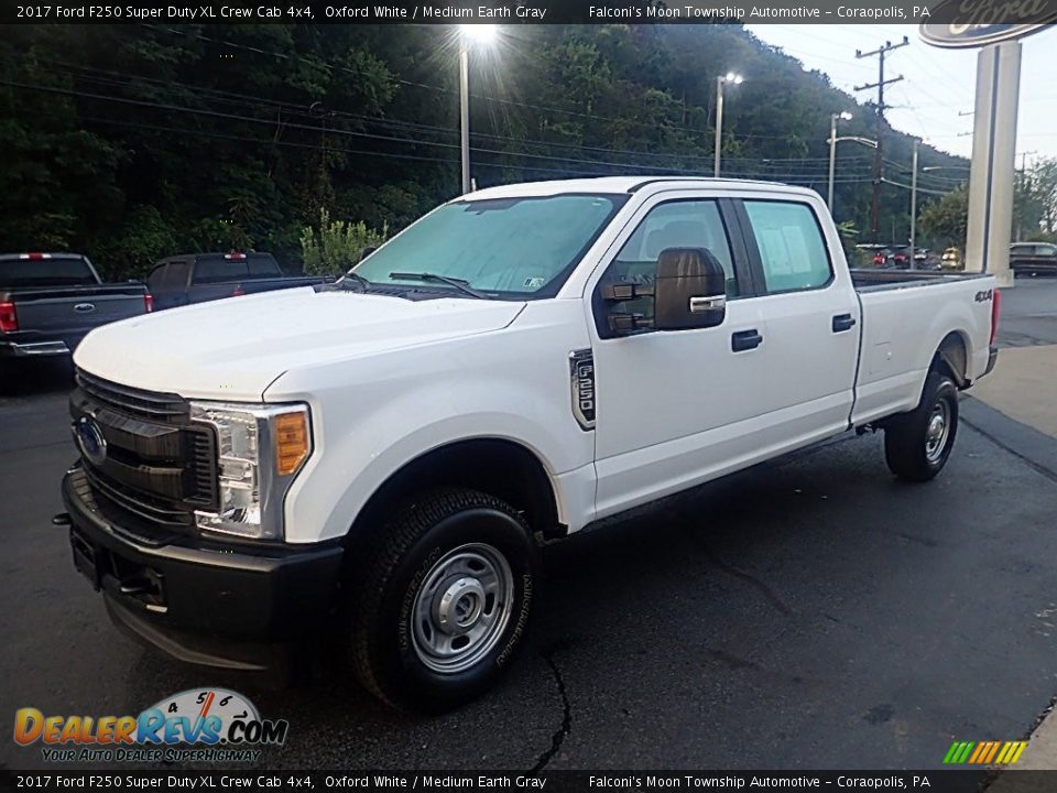 Front 3/4 View of 2017 Ford F250 Super Duty XL Crew Cab 4x4 Photo #7