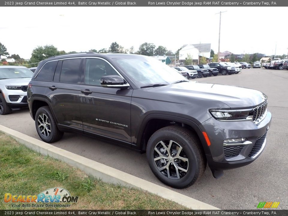 Front 3/4 View of 2023 Jeep Grand Cherokee Limited 4x4 Photo #7