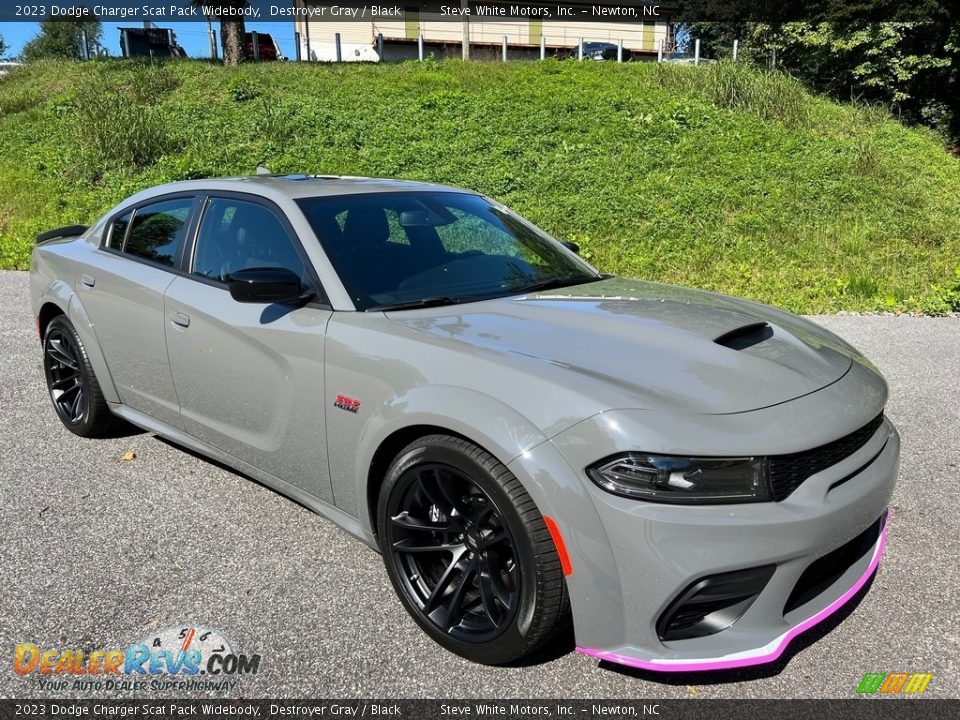 Front 3/4 View of 2023 Dodge Charger Scat Pack Widebody Photo #4
