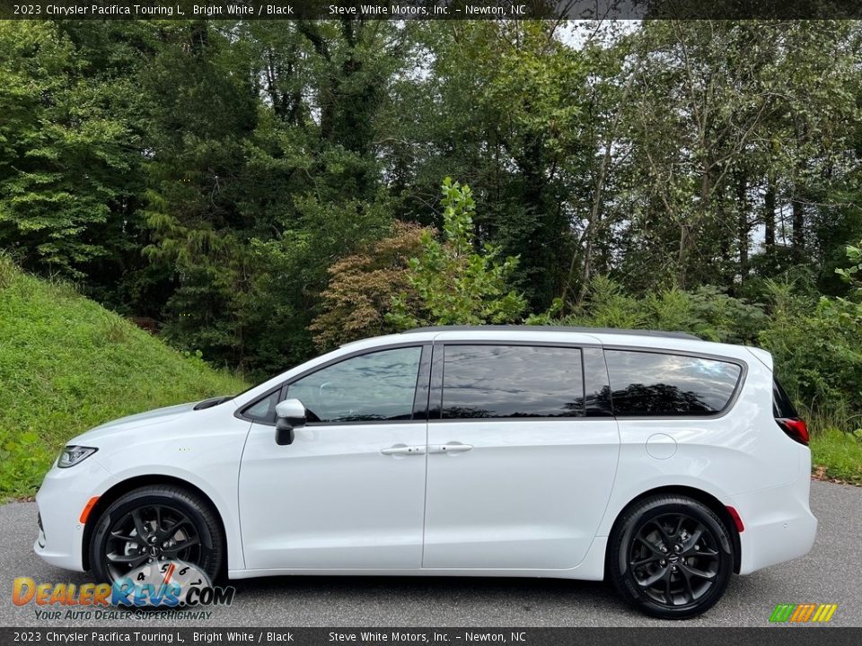 2023 Chrysler Pacifica Touring L Bright White / Black Photo #1