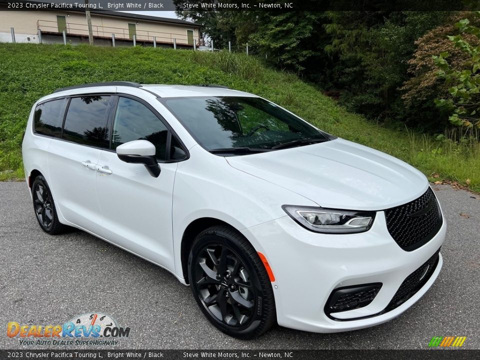 2023 Chrysler Pacifica Touring L Bright White / Black Photo #4