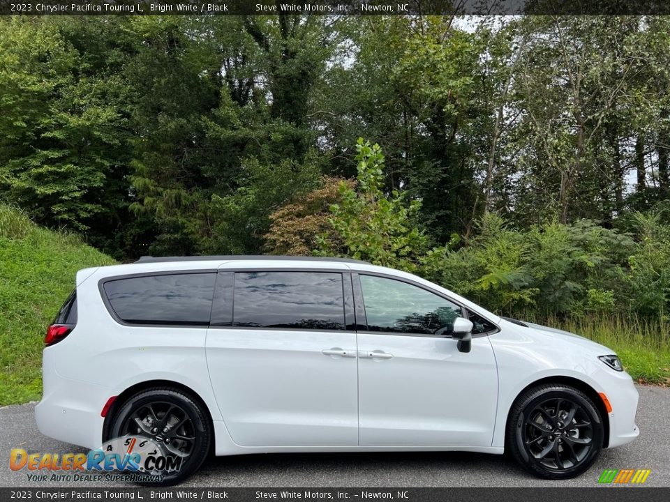 2023 Chrysler Pacifica Touring L Bright White / Black Photo #5