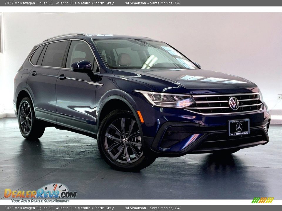 Front 3/4 View of 2022 Volkswagen Tiguan SE Photo #32