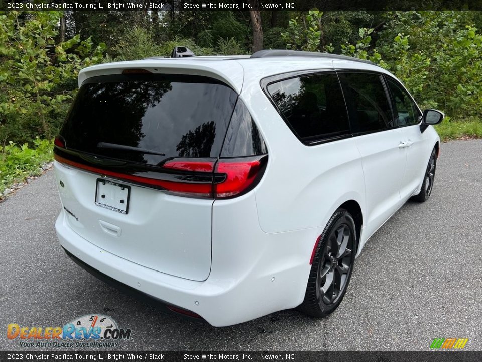 2023 Chrysler Pacifica Touring L Bright White / Black Photo #6