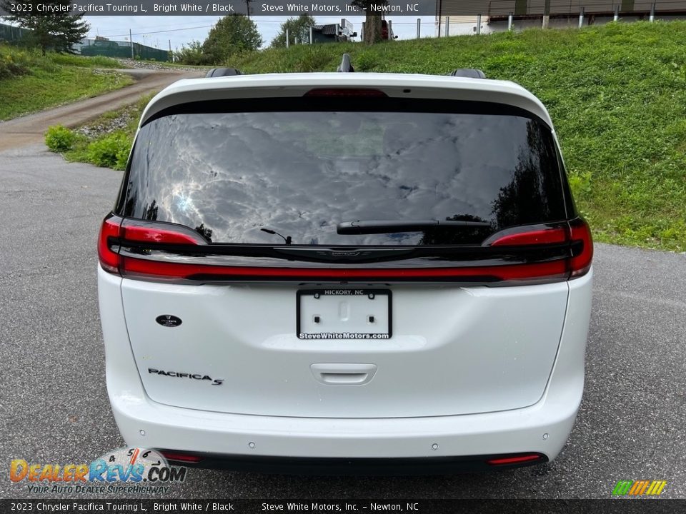 2023 Chrysler Pacifica Touring L Bright White / Black Photo #7