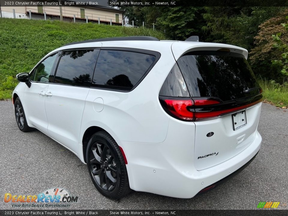 2023 Chrysler Pacifica Touring L Bright White / Black Photo #8