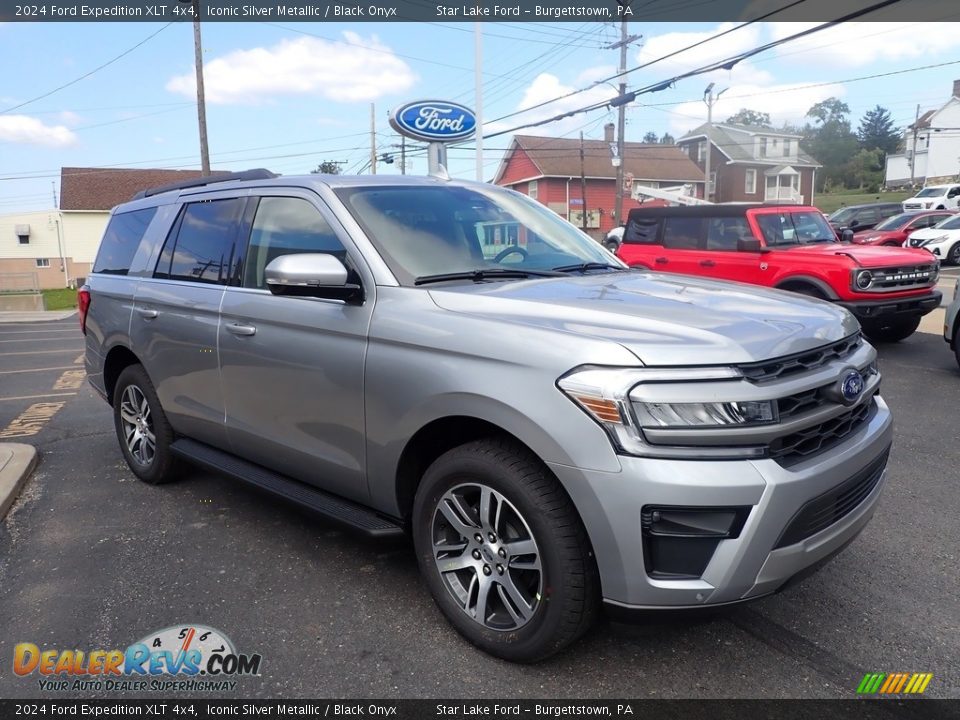 Front 3/4 View of 2024 Ford Expedition XLT 4x4 Photo #7