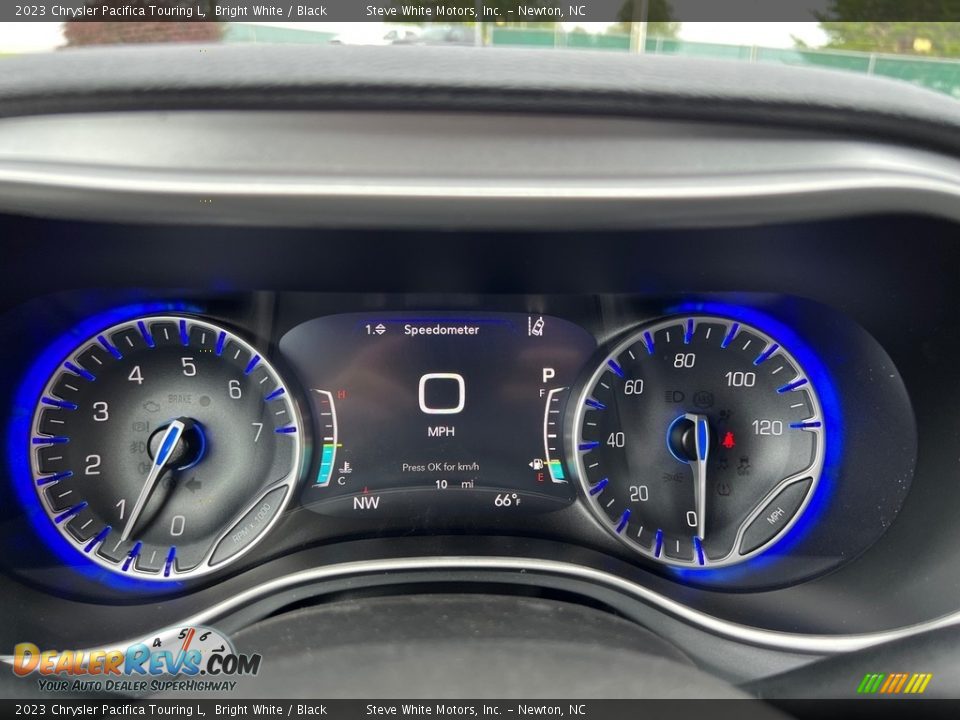 2023 Chrysler Pacifica Touring L Bright White / Black Photo #20
