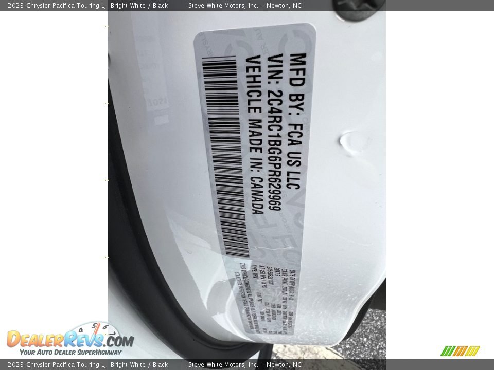 2023 Chrysler Pacifica Touring L Bright White / Black Photo #32