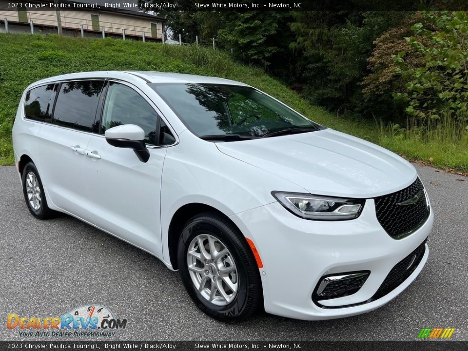 Front 3/4 View of 2023 Chrysler Pacifica Touring L Photo #4