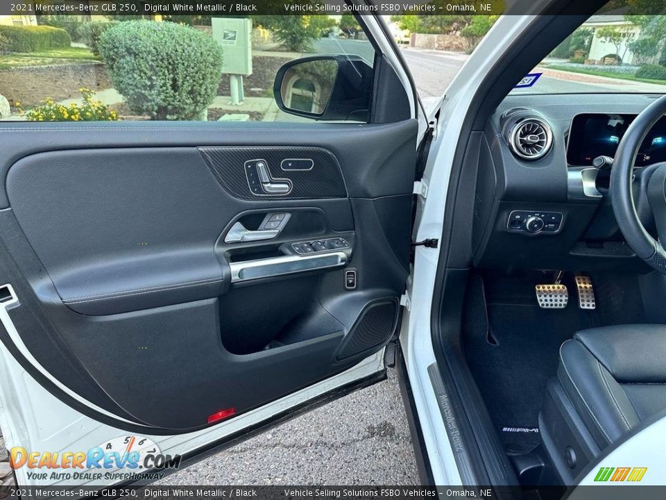 Door Panel of 2021 Mercedes-Benz GLB 250 Photo #18