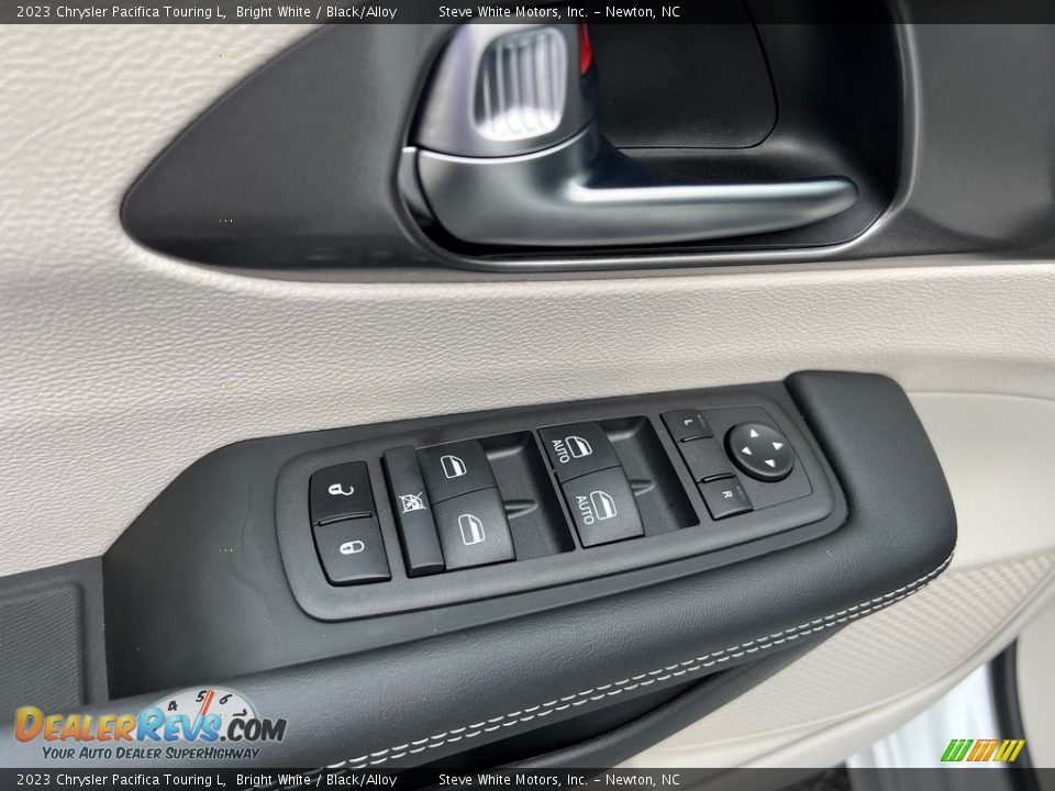 Door Panel of 2023 Chrysler Pacifica Touring L Photo #12