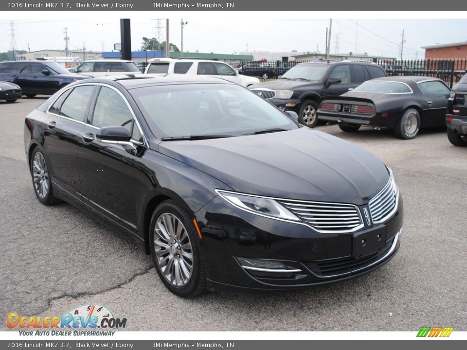 Front 3/4 View of 2016 Lincoln MKZ 3.7 Photo #7