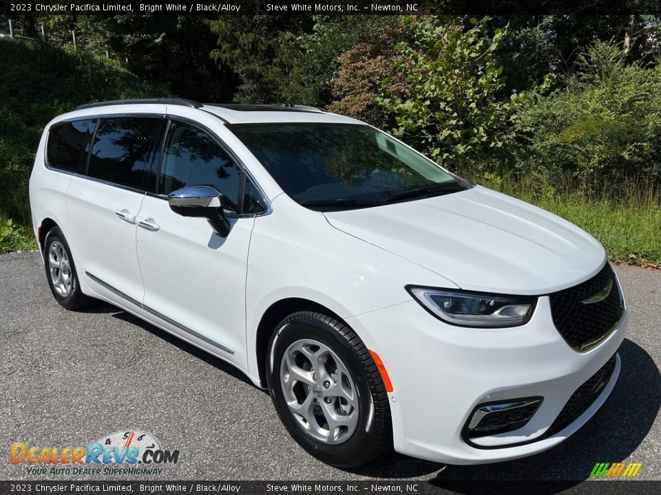 Front 3/4 View of 2023 Chrysler Pacifica Limited Photo #4