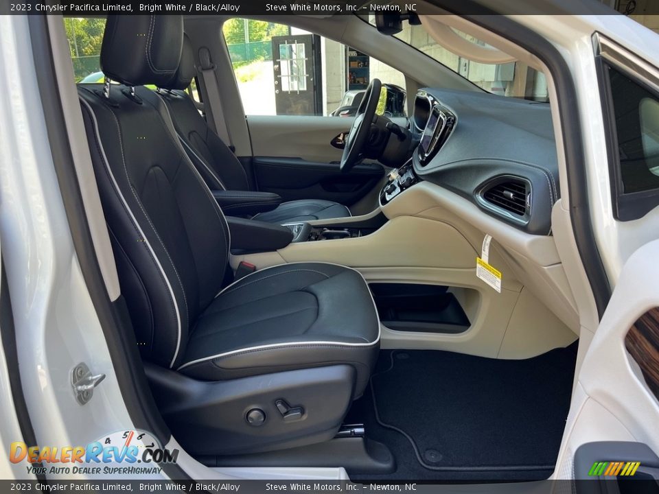 Front Seat of 2023 Chrysler Pacifica Limited Photo #20