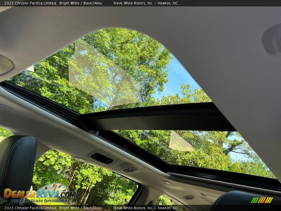 Sunroof of 2023 Chrysler Pacifica Limited Photo #33