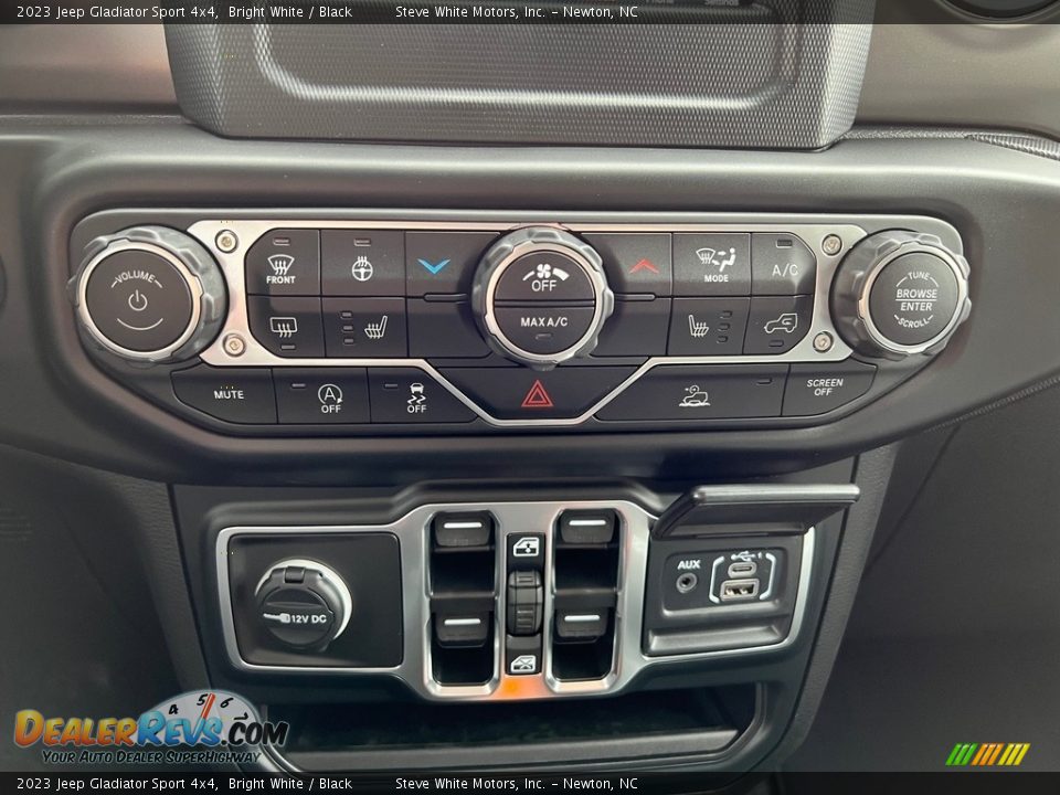 Controls of 2023 Jeep Gladiator Sport 4x4 Photo #24