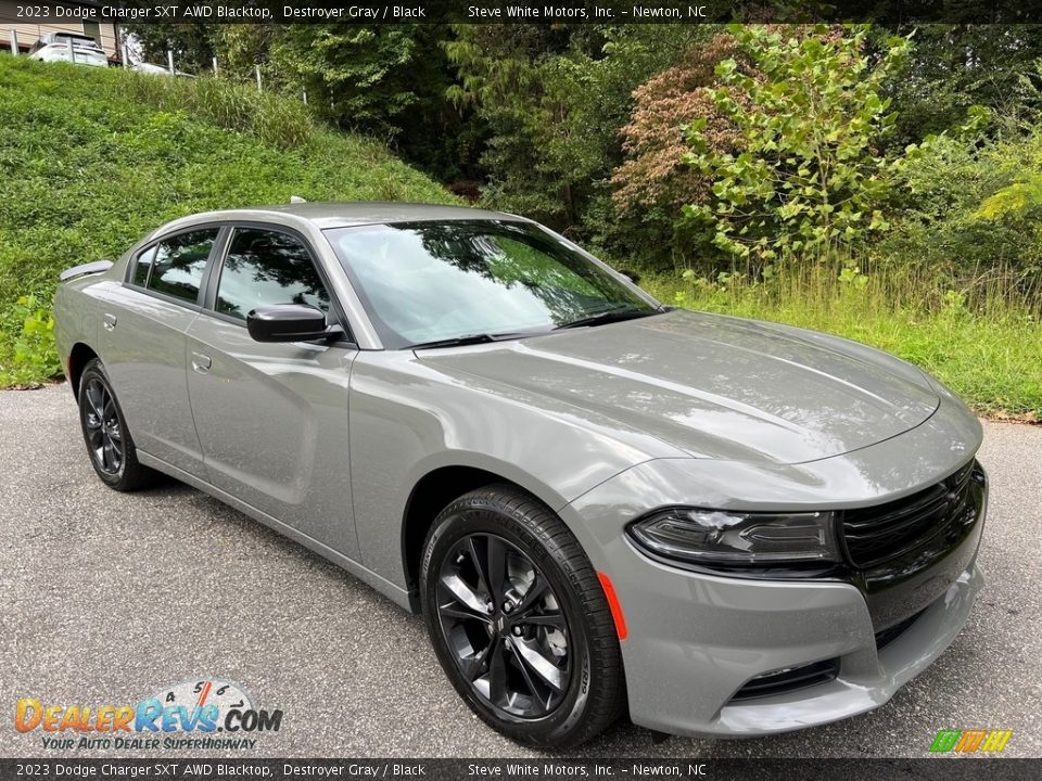 Front 3/4 View of 2023 Dodge Charger SXT AWD Blacktop Photo #4