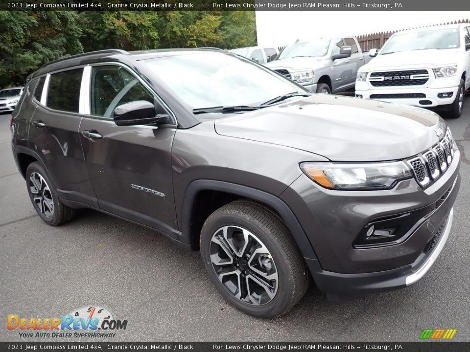 Front 3/4 View of 2023 Jeep Compass Limited 4x4 Photo #8