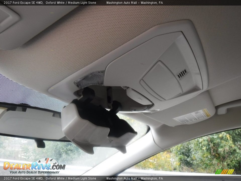 2017 Ford Escape SE 4WD Oxford White / Medium Light Stone Photo #26