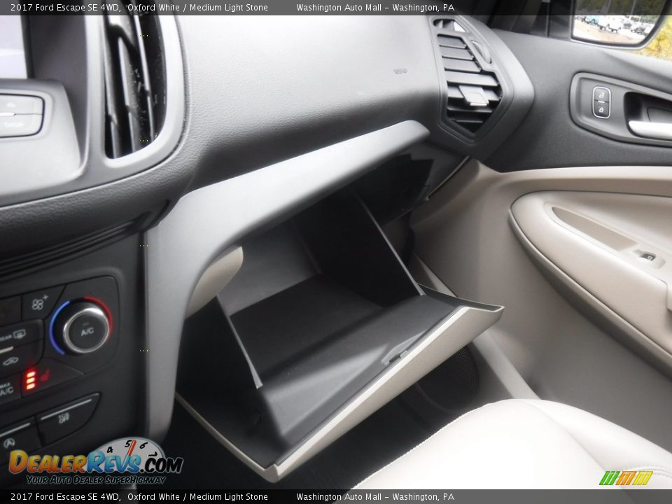 2017 Ford Escape SE 4WD Oxford White / Medium Light Stone Photo #31