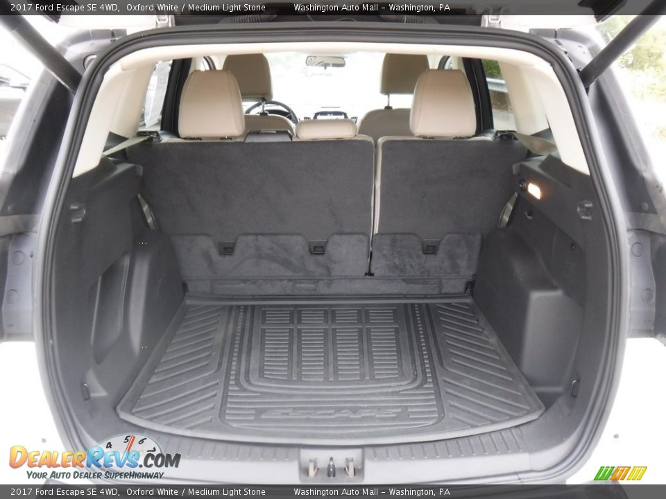 2017 Ford Escape SE 4WD Oxford White / Medium Light Stone Photo #33