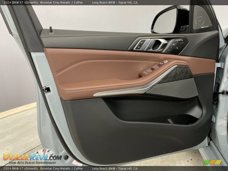 Door Panel of 2024 BMW X7 xDrive40i Photo #10