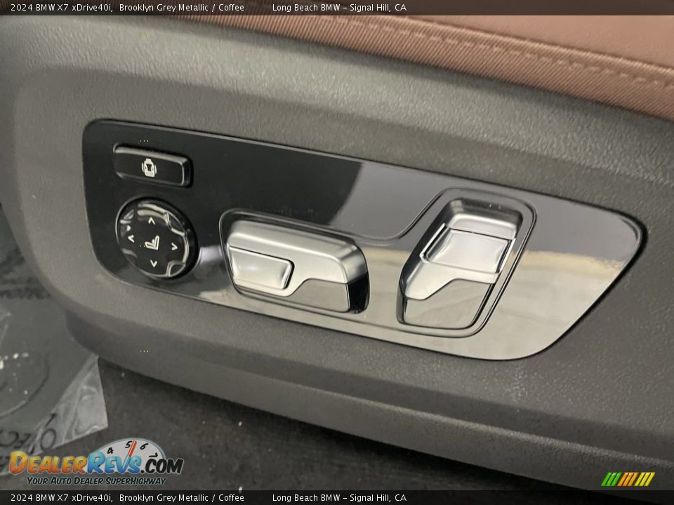 Front Seat of 2024 BMW X7 xDrive40i Photo #11