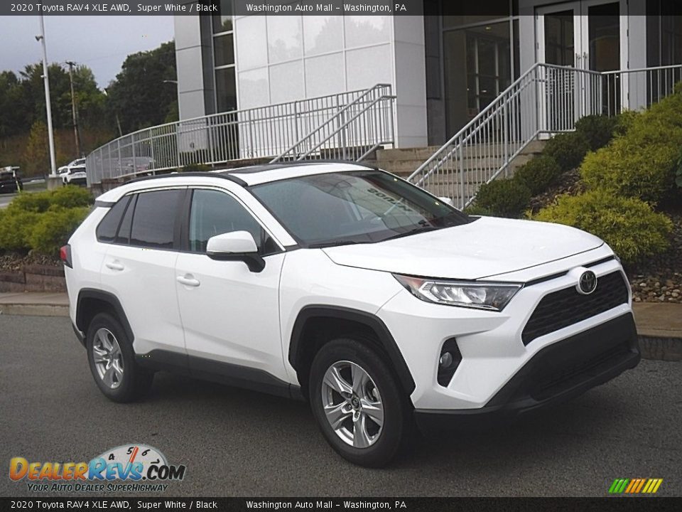 Front 3/4 View of 2020 Toyota RAV4 XLE AWD Photo #1