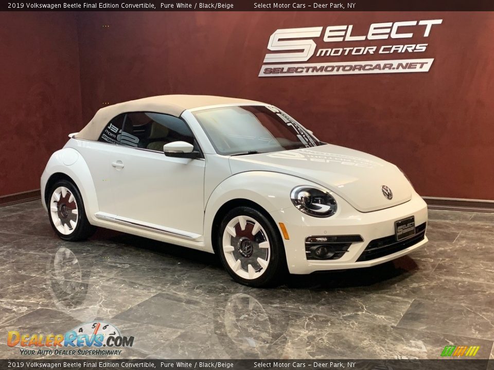 Front 3/4 View of 2019 Volkswagen Beetle Final Edition Convertible Photo #3