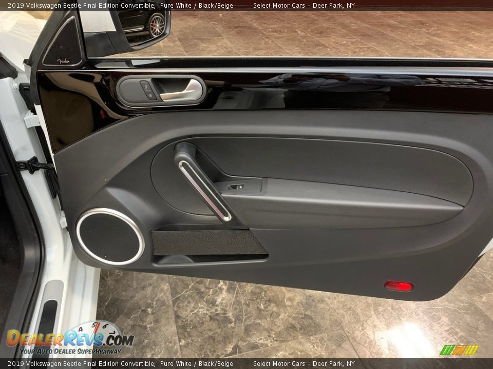 Door Panel of 2019 Volkswagen Beetle Final Edition Convertible Photo #15