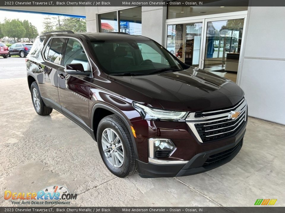 Front 3/4 View of 2023 Chevrolet Traverse LT Photo #5