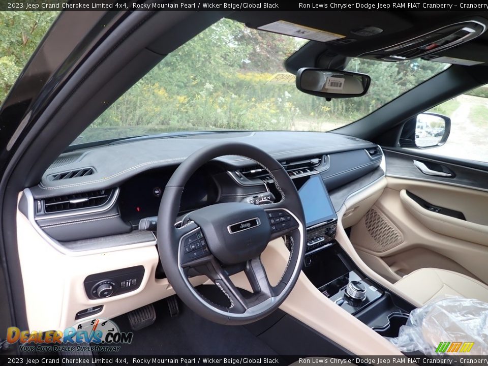 Dashboard of 2023 Jeep Grand Cherokee Limited 4x4 Photo #13