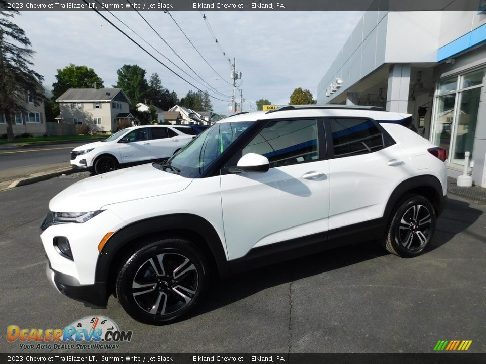 Front 3/4 View of 2023 Chevrolet TrailBlazer LT Photo #1