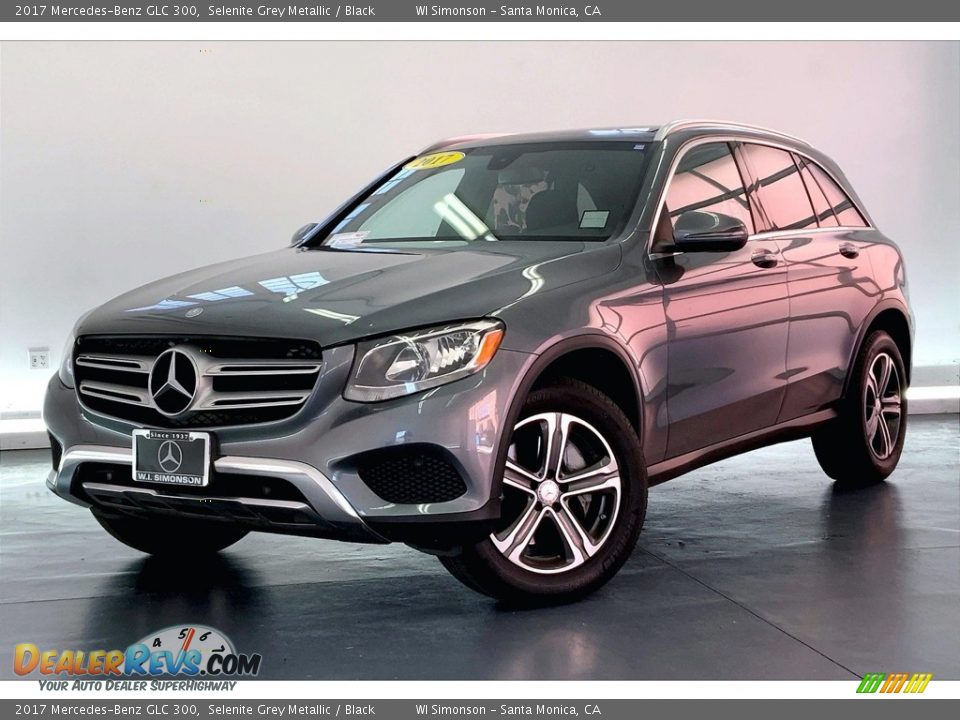 Front 3/4 View of 2017 Mercedes-Benz GLC 300 Photo #12