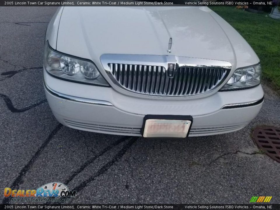 2005 Lincoln Town Car Signature Limited Ceramic White Tri-Coat / Medium Light Stone/Dark Stone Photo #2