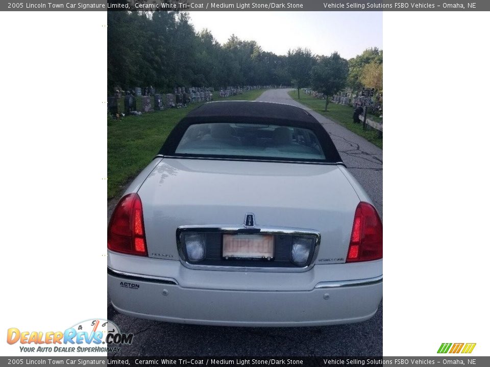 2005 Lincoln Town Car Signature Limited Ceramic White Tri-Coat / Medium Light Stone/Dark Stone Photo #4