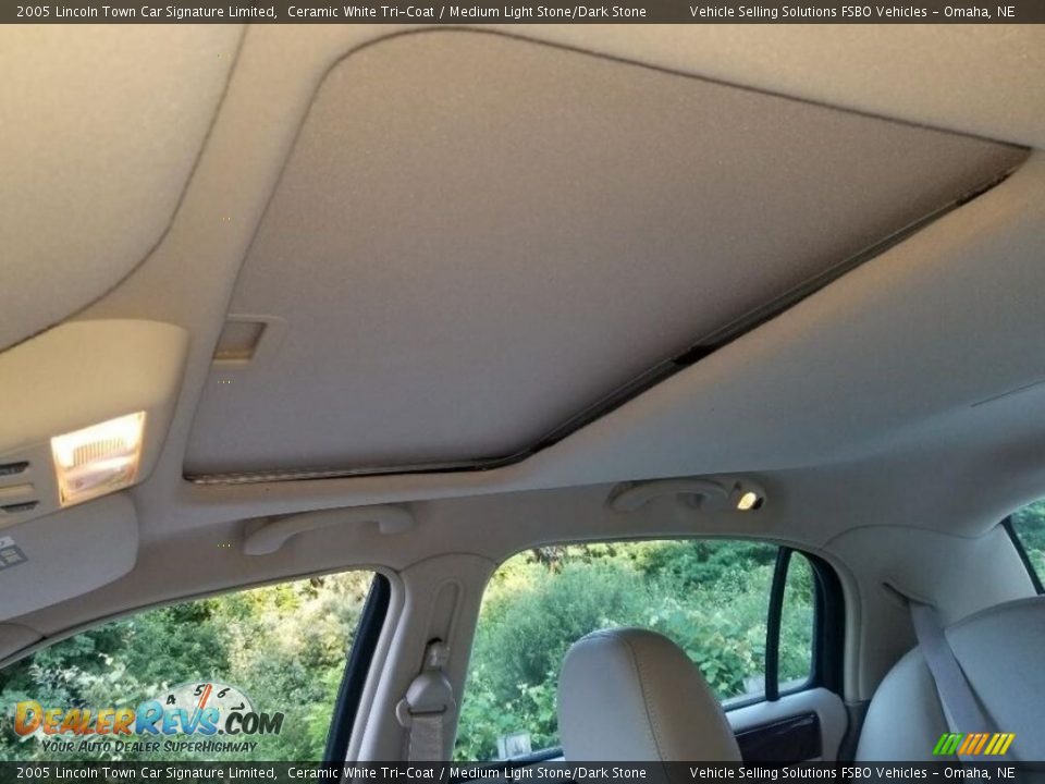 2005 Lincoln Town Car Signature Limited Ceramic White Tri-Coat / Medium Light Stone/Dark Stone Photo #11