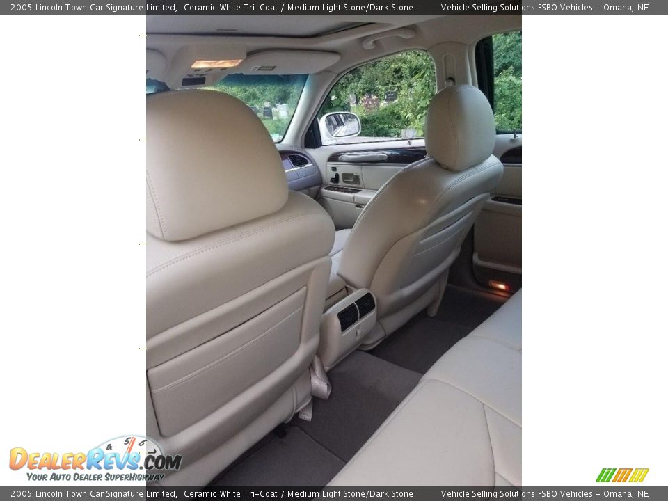 2005 Lincoln Town Car Signature Limited Ceramic White Tri-Coat / Medium Light Stone/Dark Stone Photo #15