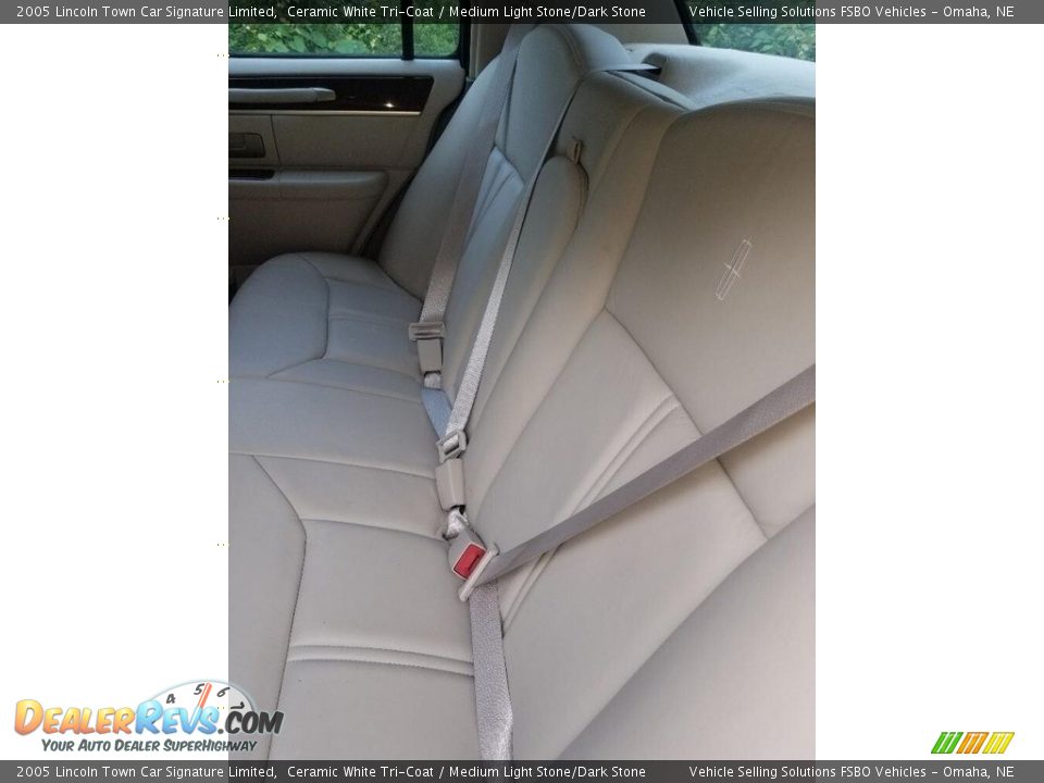 2005 Lincoln Town Car Signature Limited Ceramic White Tri-Coat / Medium Light Stone/Dark Stone Photo #18