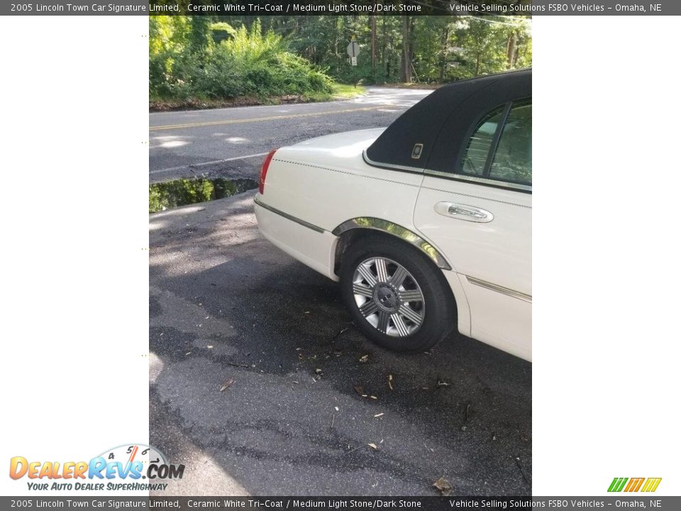 2005 Lincoln Town Car Signature Limited Ceramic White Tri-Coat / Medium Light Stone/Dark Stone Photo #22