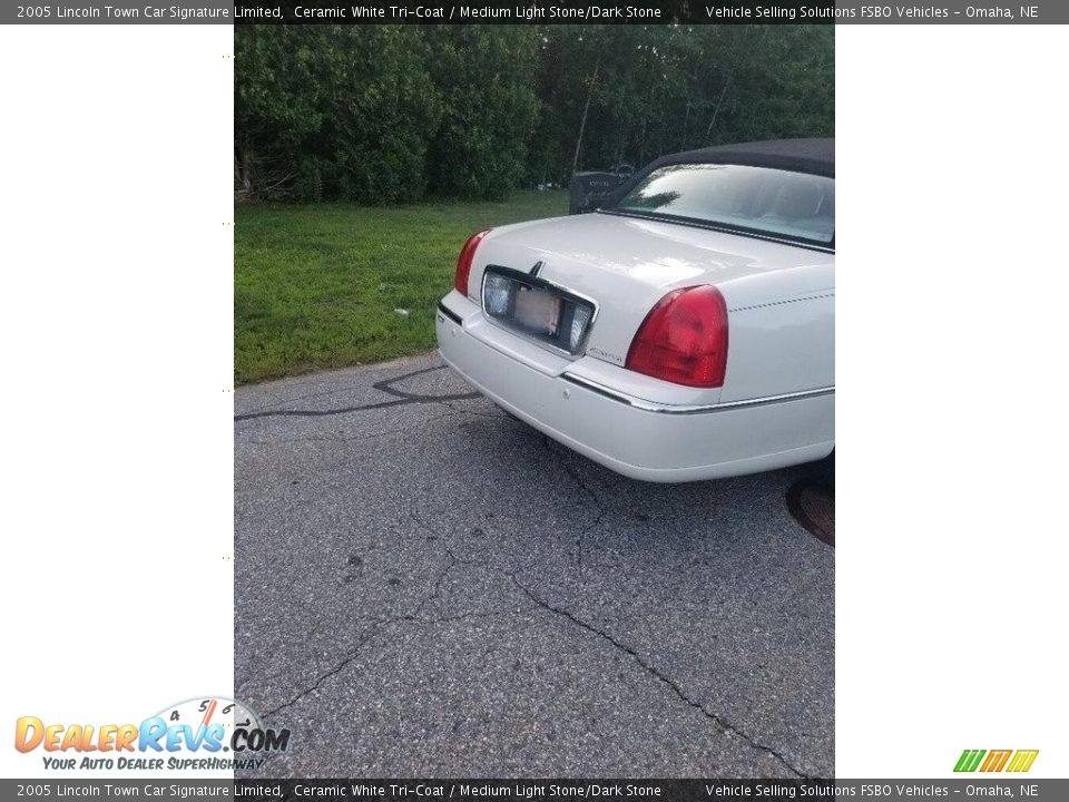 2005 Lincoln Town Car Signature Limited Ceramic White Tri-Coat / Medium Light Stone/Dark Stone Photo #23