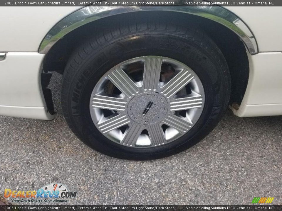 2005 Lincoln Town Car Signature Limited Ceramic White Tri-Coat / Medium Light Stone/Dark Stone Photo #24