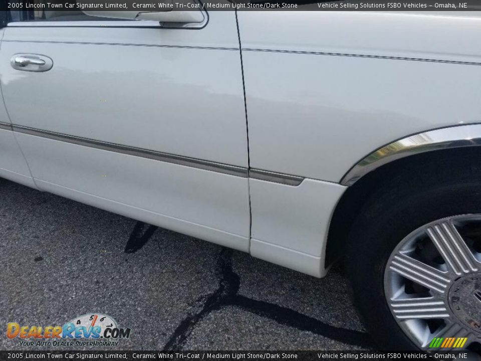 2005 Lincoln Town Car Signature Limited Ceramic White Tri-Coat / Medium Light Stone/Dark Stone Photo #25