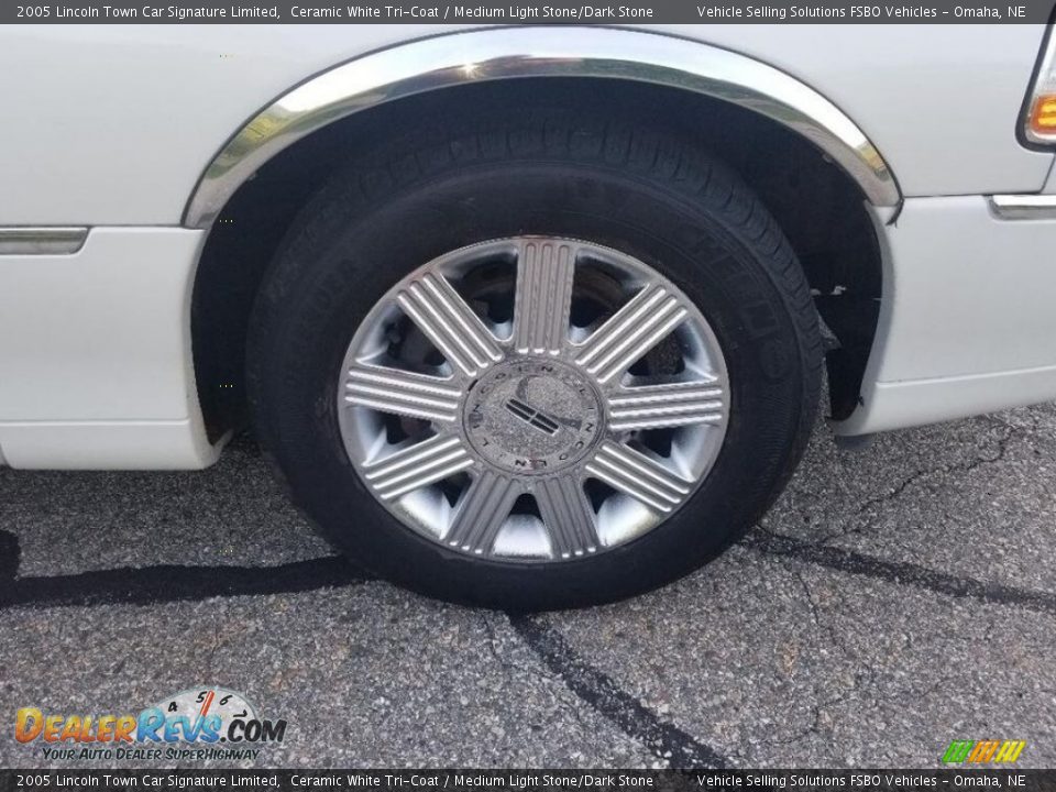 2005 Lincoln Town Car Signature Limited Ceramic White Tri-Coat / Medium Light Stone/Dark Stone Photo #26