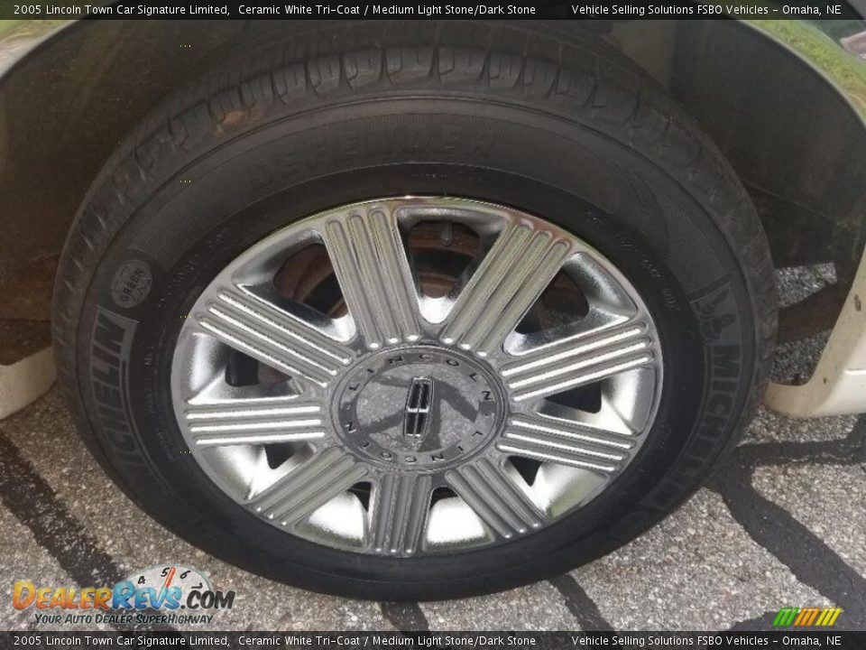 2005 Lincoln Town Car Signature Limited Ceramic White Tri-Coat / Medium Light Stone/Dark Stone Photo #27