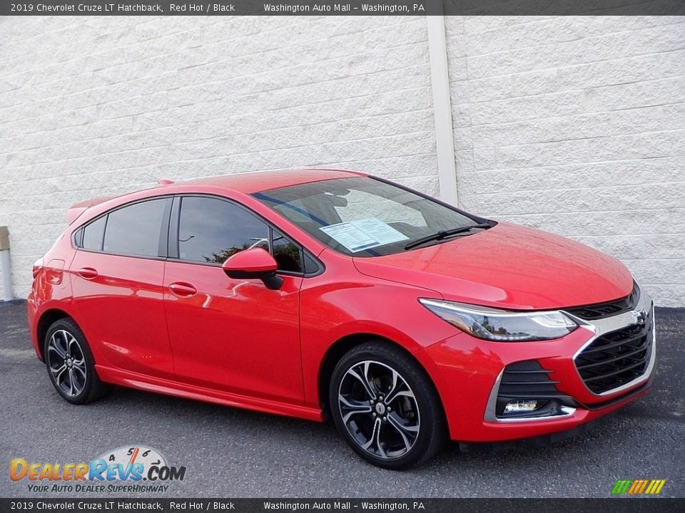 Front 3/4 View of 2019 Chevrolet Cruze LT Hatchback Photo #1